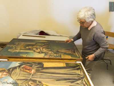 Su un tavolo sono riposti due dipinti rispettivamente di Sant�Antonio con il giglio e una Madonna in trono con bambino, entrambi provenienti da Gravina